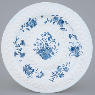 Un très grand plat en faïence française décoré d'une chinoiserie florale, prob. Marseille, 17ème