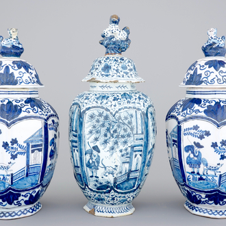 A set of three Dutch Delft blue and white vases, 18/19th C.