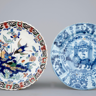 Une assiette polychrome aux canards et une assiette au décor de chinoiserie, 17/18ème