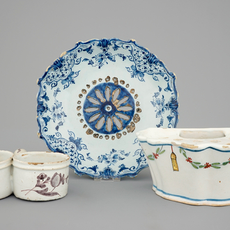Un égouttoir en Delft, une bouquetière et un porte-huilier en faïence française, 18ème