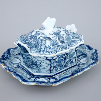 Un beurrier sur son plat en faïence de Delft bleu et blanc, 18ème