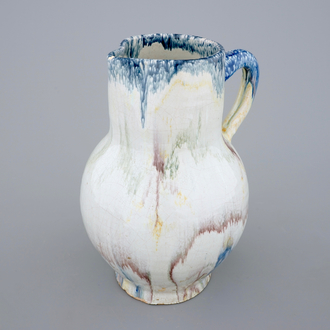 Une cruche en faïence faux-marbre de Rouen, atelier Poterat, 18ème