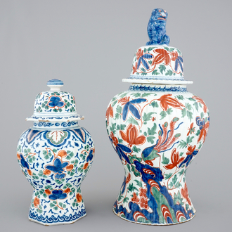 A pair of Dutch Delft cashmere palette vases and covers, 17/18th C.