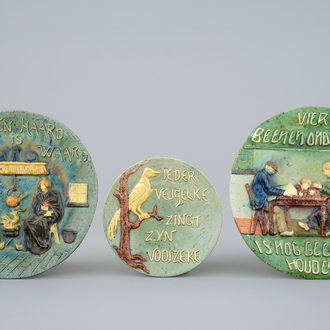 Un lot de 3 assiettes parlantes en poterie flamande, 20ème