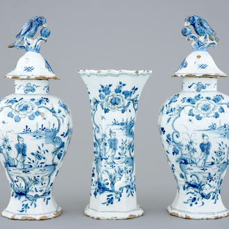 A fine 3-piece blue and white Dutch Delft chinoiserie garniture, 18th C.