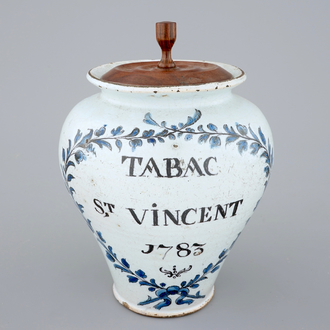 Un petit pot à tabac en faïence du Nord, 18ème