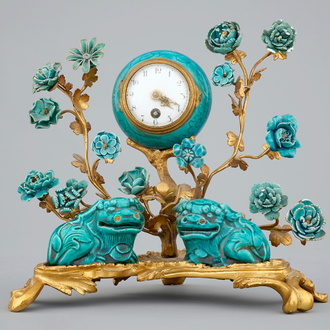 Une petite pendule de style Louis XV en porcelaine de Samon et bronze doré, 19ème
