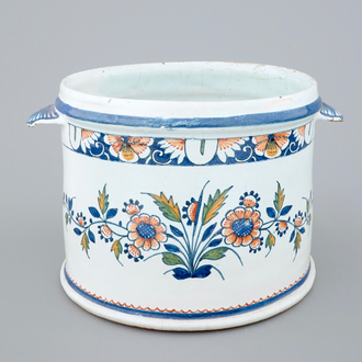Un raffraichissoir en faïence polychrome de Rouen, France, 19ème