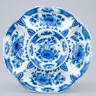 Une assiette aux épices en faïence de Delft bleu et blanc, 17/18ème