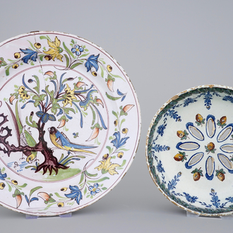 Un fraisier en Delft polychrome et une plat en faïence de Saint-Amand-les-Eaux, 18ème