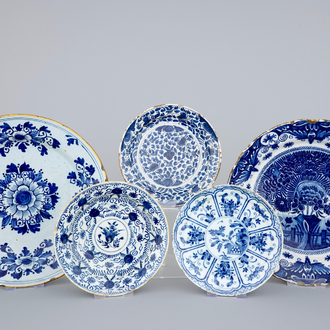 Un lot de 5 plats en faïence de Delft bleu et blanc, 18ème