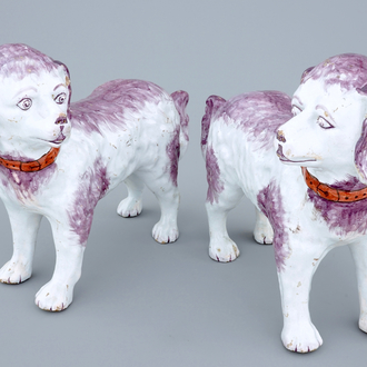 Une grande paire de chiens St. Bernard en faïence de Delft polychrome, 19ème