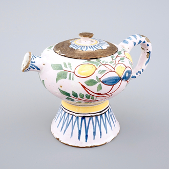 Un biberon en faïence de Delft polychrome, 18ème