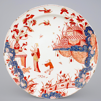 Un plat de taille exceptionelle en faïence de Delft doré, 18ème