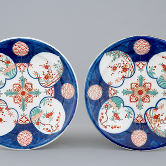 Une paire d'assiettes en Delft doré au décor "Quatre coeurs", 18ème