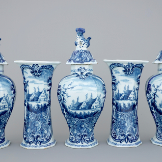 Une garniture de 5 vases en faïence de Delft bleu et blanc, 18ème