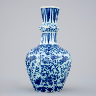 Un vase en Delft bleu et blanc au putti volants, 18ème