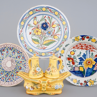 3 Dutch Delft plates and a French faience oil and vinegar set, 18/19th C.