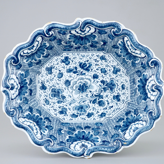 Un grand saladier en faïence de Delft bleu et blanc, 18ème
