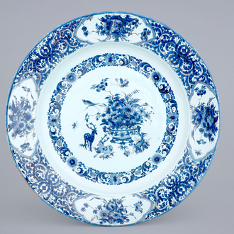 Un très grand plat au décor chinoiserie de cerfs auprès d'un vase fleuri, 17/18ème