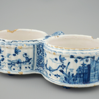 Un porte-huilier et vinaigrier en faïence de Delft bleu et blanc, 18ème