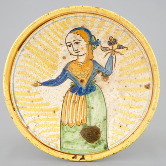 Un plat en majolique d'Hesdin au décor d'une paysanne, le Nord, 18ème