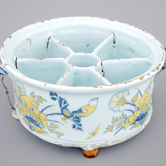 Une boîte à épices en faïence polychrome de Delft, 17ème
