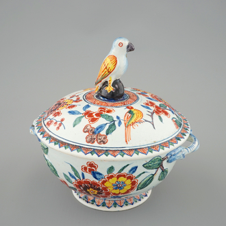 Un bol et son couvercle en faïence de style Delft par Samson, Paris, 19ème