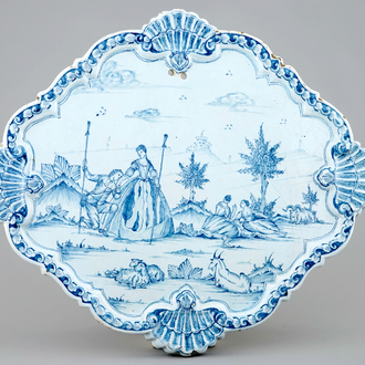 Une plaque en faïence de Delft au décor d'une scène romantique, 18ème