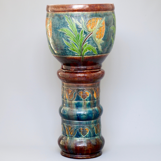Een art nouveau cache-pot op sokkel in Vlaams aardewerk, vroeg 20e eeuw