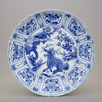 Een blauw-witte Chinese schotel met een Ki-Lin, Ming Dynastie, Wanli, 1573-1619