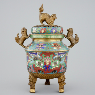 Een Chinese cloisonné wierookbrander op drie pootjes, 18/19e eeuw