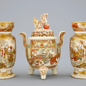 Een driedelige Japanse satsuma garnituur, Meiji, ca. 1900