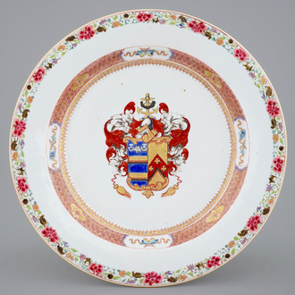 Een fraaie Chinese schotel voor de Engelse markt met het wapen van Mertins en Peck, Yongzheng, 1723-1735