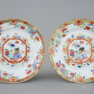 Een paar Chinese famille jaune borden, Yongzheng/Qianlong, 18e eeuw
