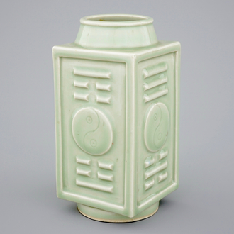 Een celadon glazuur cong vaas met Yongzheng zes-karaktermerk, 19/20e eeuw