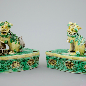 Een paar Chinese famille verte biscuit wierookhouders, Kangxi