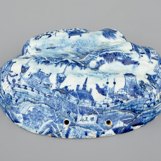 Een ongewoon okkernootvormig deksel of hangornament in blauw-wit Chinees porselein, 18e eeuw