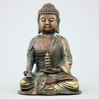 Een Sino-Tibetaanse deels verguld bronzen figuur van een gezeten Boeddha, 19e eeuw