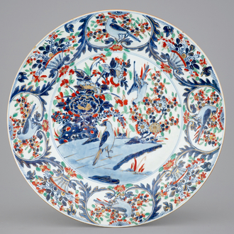 Een grote blauw-witte Chinese schotel met overglazuur decor, Kangxi