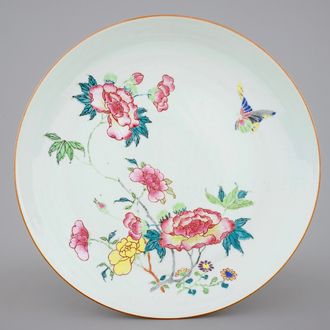 Een Chinese famille rose schotel met vlinders en bloemen, Yongzheng, 1723-1735