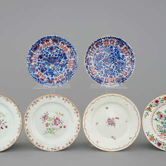 Zes Chinese famille rose en overgedecoreerde blauw-witte borden, Kangxi/Qianlong