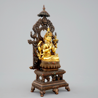 Een Sino-Tibetaanse deels verguld bronzen figuur van Shadakshari Lokeshvara op een troon, 19/20e eeuw