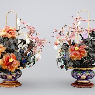 Een paar grote florale groepen in halfedelsteen en cloisonné, begin 20e eeuw
