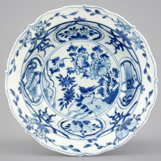 Een Chinese blauw-witte klapmuts kom met een vogel, Wanli, 1573-1619