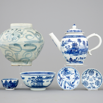 Een gevarieerde collectie blauw-wit Chinees porselein, 16/19e eeuw