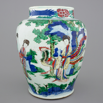 Un grand vase en porcelaine de Chine wucai, époque Transition, 1620-1683