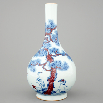Een Chinese flesvormige vaas met blauw en onderglazuur rood decor van kraanvogels, 19/20e eeuw
