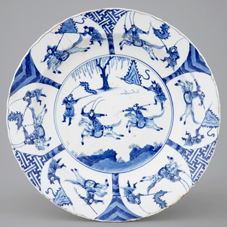 Een Chinese blauw-witte schotel met strijdende rijders, Kangxi