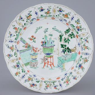 Een fraaie Chinese famille verte schotel met decor van een bloementuin, Kangxi